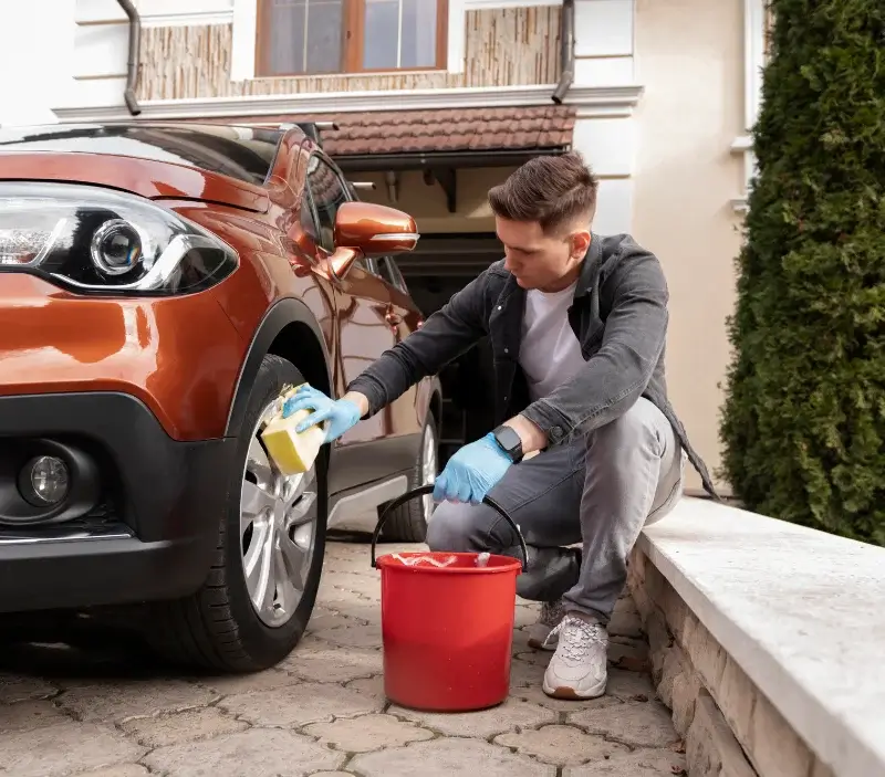 Lavage auto à domicile Canavaggia : professionnel intervenant sur un véhicule